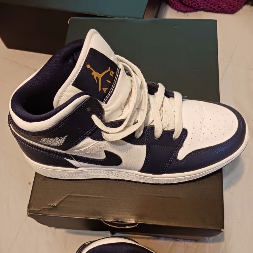 Nike Air Jordan 1 Mid Armory size 6 Y